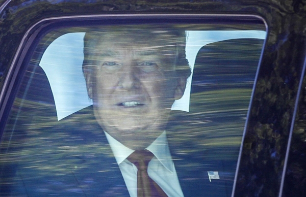 ▲20일(현지시간) 플로리다주 웨스트 팜비치에 도착한 도널드 트럼프 전 대통령이 차량을 타고 마러라고 리조트로 향하고 있다. 팜비치/AP뉴시스
