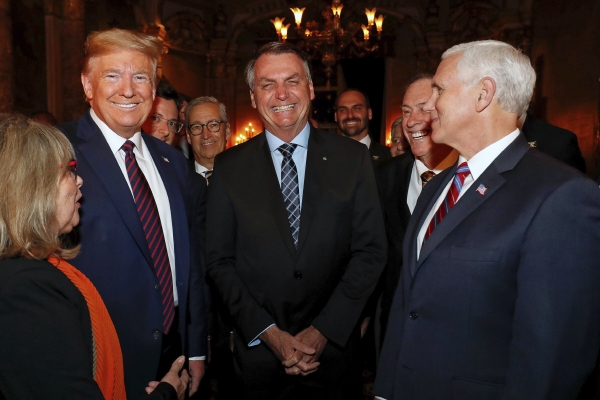 ▲지난해 3월 7일(현지시간) 자이르 보우소나루 브라질 대통령(가운데)과 도널드 트럼프(왼쪽) 당시 미국 대통령이 미국 플로리다에서 만찬을 즐긴 후 미소 짓고 있다. 플로리다/AP뉴시스
