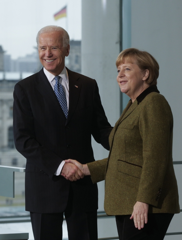▲2013년 2월 1일(현지시간) 앙겔라 메르켈 독일 총리가 독일 베를린에서 열린 회담에 앞서 조 바이든 당시 미국 부통령과 악수를 나누고 있다. 베를린/AP뉴시스
