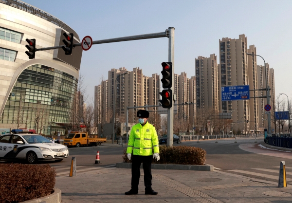 ▲31일(현지시간) 중국 국가통계국이 1월 제조업 지표가 다소 둔화했다고 발표했다. 사진은 최근 신종 코로나바이러스 감염증(코로나19) 발생한 수도 베이징 다싱구의 톈궁위안 지역에서 경찰이 교통을 차단한 채 경비를 서고 있다. 베이징/로이터연합뉴스
