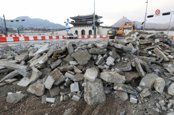 ▲지난해 근로자 안전과 소음 문제 해결을 위해 공공 건설공사 현장의 일요일 공사를 원칙적으로 제한한 이후 서울 광화문 앞 광장 공사현장 모습. (뉴시스)