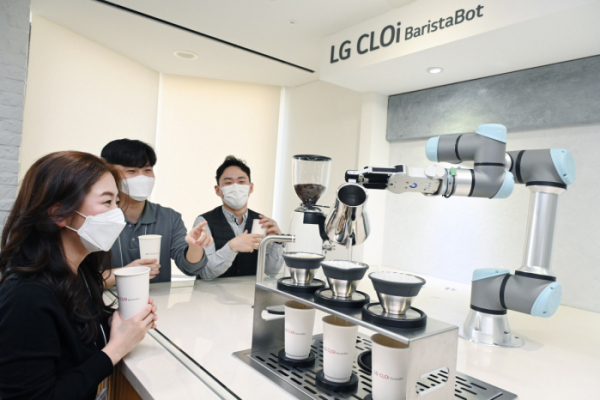 ▲LG 클로이 바리스타봇이 LG트윈타워에서 커피를 만들고 있는 모습 (사진제공=LG전자)