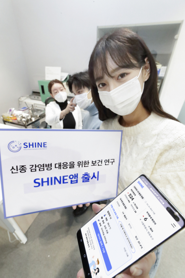 ▲KT 관계자들이 SHINE 앱을 이용한 연구 참여를 홍보하고 있다. (사진제공=KT)