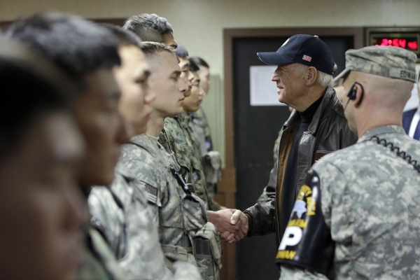 ▲2013년 12월 7일 조 바이든 당시 미국 부통령이 한국을 방문해 주한미군 병사들에게 악수를 청하고 있다. 판문점/AP뉴시스
