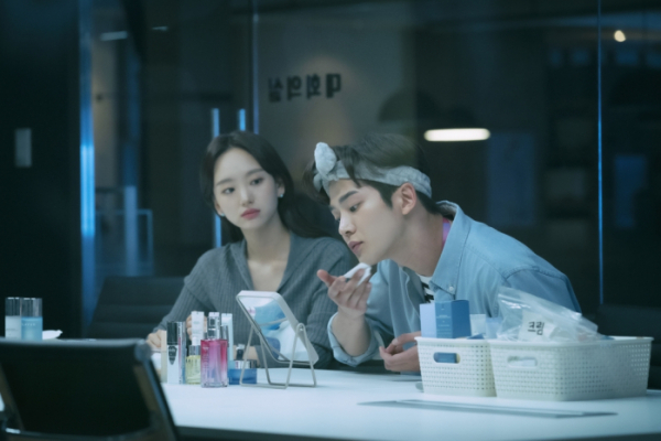 ▲‘선배, 그 립스틱 바르지 마요’ 원진아, 로운(사진제공=JTBC스튜디오)