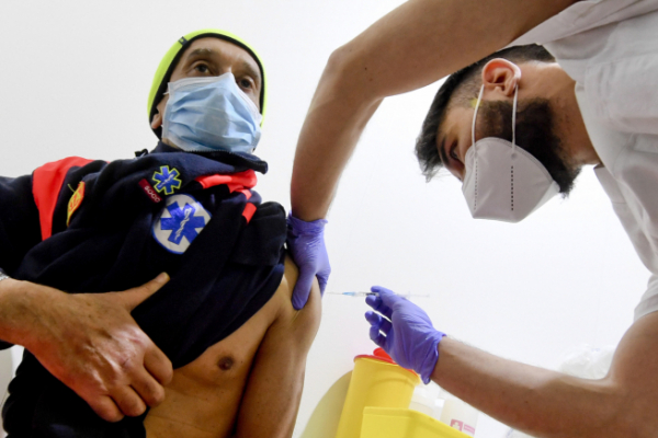 ▲이탈리아 나폴리에서 22일(현지시간) 시민이 신종 코로나바이러스 감염증(코로나19) 백신을 접종받고 있다. 나폴리/EPA연합뉴스