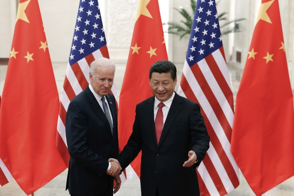 ▲2013년 12월 4일 시진핑(오른쪽) 중국 국가주석이 중국 베이징에서 조 바이든 당시 미국 부통령과 악수하고 있다. 베이징/AP연합뉴스
