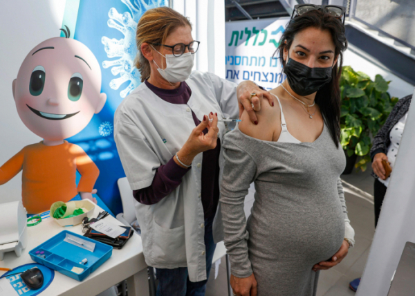 ▲이스라엘 텔아비브의 한 보건소에서 23일(현지시간) 임산부가 신종 코로나바이러스 감염증(코로나19) 백신을 접종하고 있다. 텔아비브/AP연합뉴스

