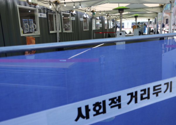 ▲24일 오후 서울역광장에 설치된 임시선별진료소가 한산한 모습을 보이고 있다. (연합뉴스)