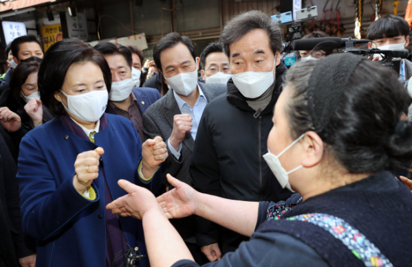 ▲23일 오전 서울 중구 남대문시장에서 더불어민주당 이낙연 대표와 서울시장 보궐선거 경선에 나서는 우상호 의원, 박영선 전 중소벤처기업부 장관이 상인들과 인사하고 있다.  (연합뉴스)