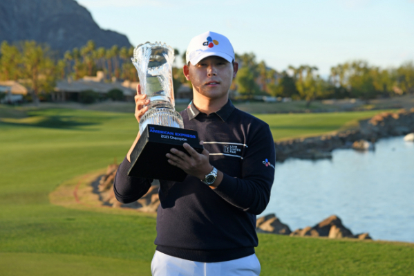▲CJ대한통운이 후원하는 김시우가 미국프로골프(PGA)투어 아메리칸 익스프레스 우승컵을 들어올리며 미소를 짓고 있다. (사진제공=CJ대한통운)