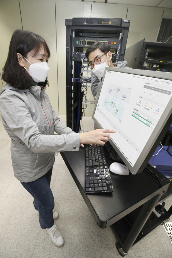 ▲대전연구개발센터에서 연구원들이 양자암호 관련 기술 및 표준을 연구하고 있다. (사진제공=KT)