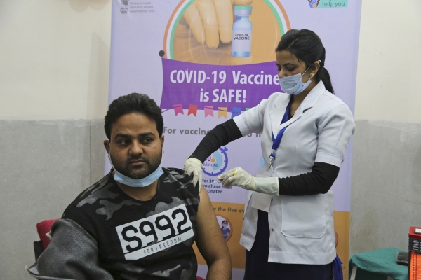 ▲23일 인도 잠무에 위치한 병원에서 한 노동자가 코로나19 백신을 접종하고 있다. 잠무/AP뉴시스
