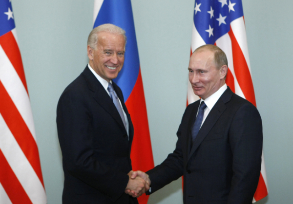 ▲조 바이든(왼쪽) 미국 대통령과 블라디미르 푸틴 러시아 대통령이 2011년 3월 11일 러시아 모스크바에서 만나 악수하고 있다. 모스크바/AP연합뉴스