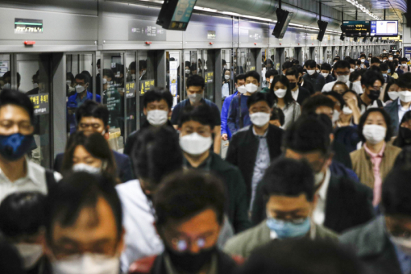 ▲마스크를 착용한 많은 시민들이 서울 종로구 서울지하철 5호선 광화문역에서 내려 이동하고 있다.  (뉴시스)