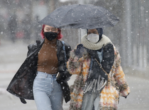 ▲미국 뉴욕에서 26일(현지시간) 마스크를 착용한 행인들이 우산을 쓴 채 길을 걷고 있다. 뉴욕/UPI연합뉴스