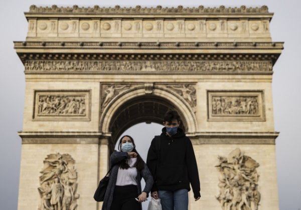 ▲프랑스 파리에서 26일(현지시간) 행인들이 마스크를 쓴 채 개선문 앞을 지나가고 있다. 파리/EPA연합뉴스