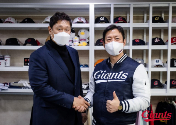 ▲이대호(왼쪽)와 이석환 롯데 자이언츠 대표이사가 29일 FA 계약을 마친 뒤 기념 촬영을 하고 있다. (연합뉴스)