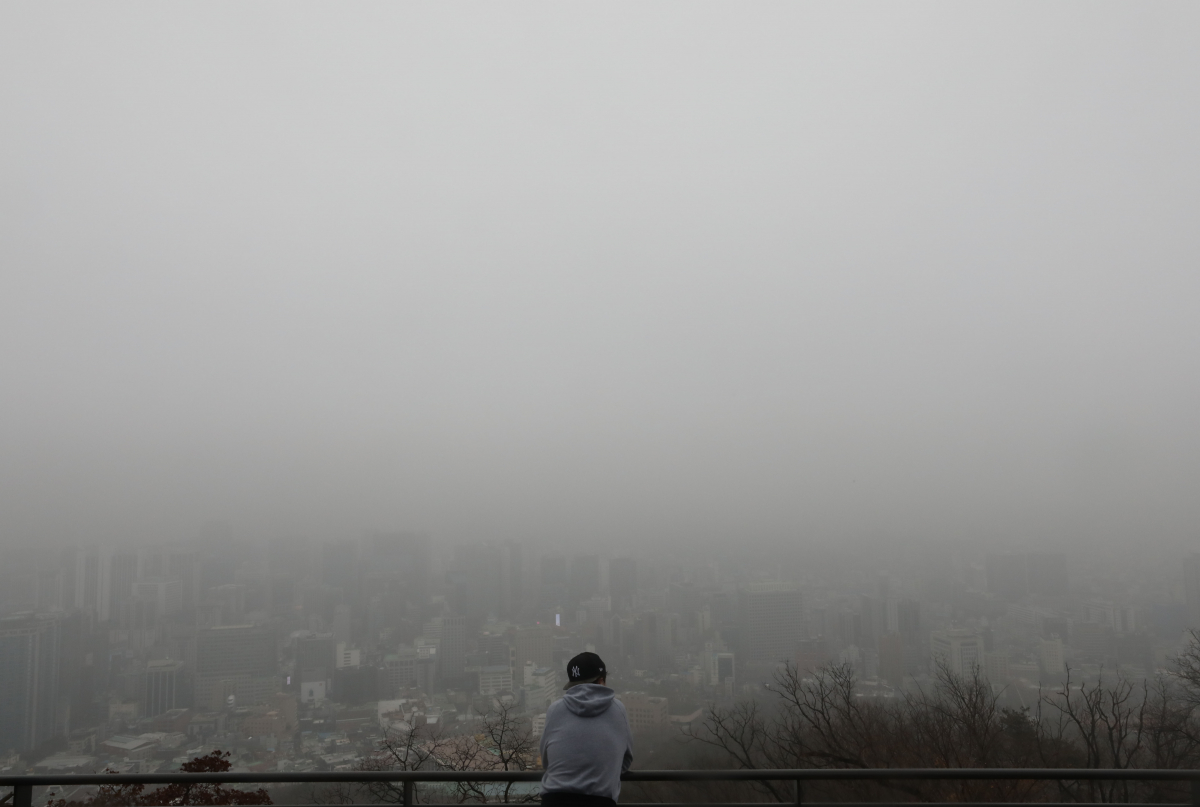 ▲서울 남산공원에서 바라본 서울 도심이 뿌옇게 보이고 있다. (뉴시스)