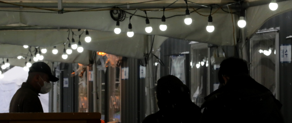 ▲1월 30일 오전 서울 중구 서울역 임시선별검사소에는 주말에도 시민들이 찾아 신종코로나바이러스(코로나19) 감염증 검사를 받고 있다. (뉴시스)