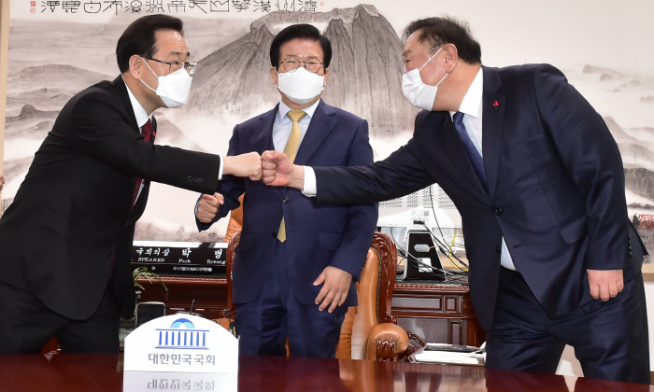 ▲더불어민주당 김태년 원내대표(오른쪽)와 국민의힘 주호영 원내대표가 1일 서울 여의도 국회 의장실에서 열린 회동에서 인사하고 있다. 사진 가운데는 박병석 국회의장.  (연합뉴스)