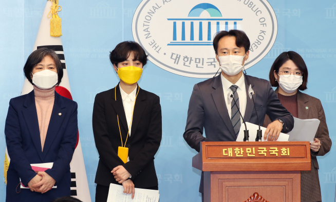 ▲열린민주당 강민정(왼쪽부터), 정의당 류호정, 더불어민주당 이탄희, 기본소득당 용혜인 의원이 1일 국회 소통관에서 임성근 법관 탄핵소추안 발의에 관해 기자회견하고 있다.  (연합뉴스)