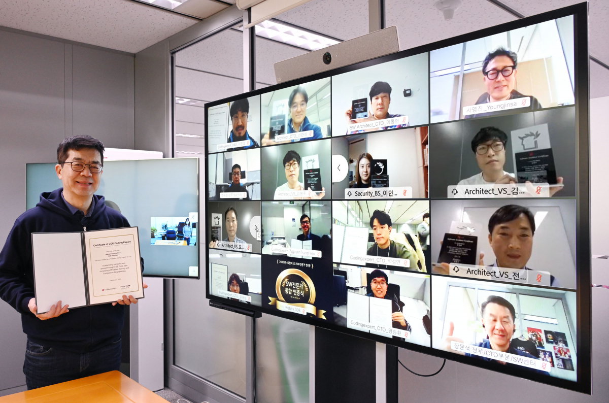 ▲LG전자는 최근 AI(인공지능), 빅데이터, 코딩, 보안, 아키텍트(Architect) 분야 소프트웨어 전문가 51명을 선발했다. 1일 온라인으로 진행한 소프트웨어 전문가 인증식에는 CTO(최고기술책임자, 왼쪽) 박일평 사장과 인증을 받은 직원들이 참석했다. (사진제공=LG전자)