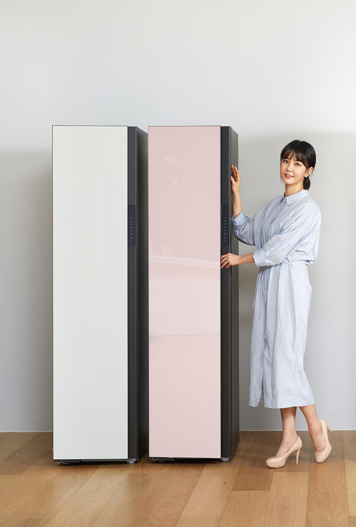 ▲삼성전자 모델이 수원 삼성전자 디지털시티에서 감각적인 디자인과 강화된 인공지능(AI) 기능을 갖춘 의류청정기 신제품 ‘삼성 비스포크(BESPOKE) 에어드레서’를 소개하고 있다. (사진제공=삼성전자)