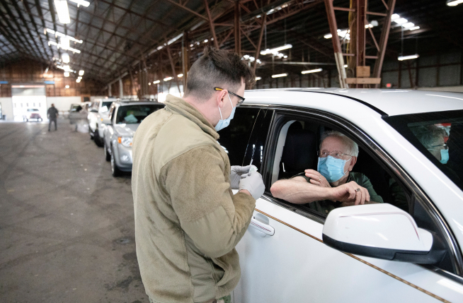 ▲미국 워싱턴주 리지필드에서 지난달 27일(현지시간) 한 남성이 신종 코로나바이러스 감염증(코로나19) 백신을 접종받고 있다. 리지필드/로이터연합뉴스