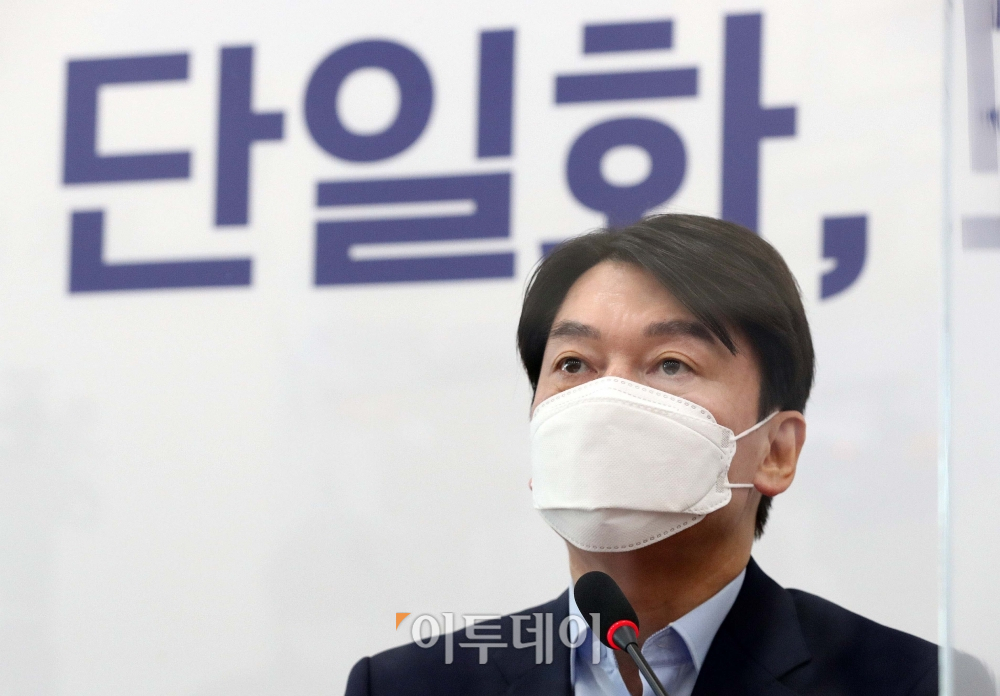 ▲안철수 국민의당 대표가 지난달 19일 오후 서울 여의도 국회에서 야권단일화 관련 기자회견을 하고 있다. 안 대표는 "국민의힘 경선플랫폼을 야권 전체에 개방해주십시오"라고 제안하며 야권 승리를 위해 개방형 경선플랫폼에 참여하겠다고 밝혔다. (신태현 기자 holjjak@)