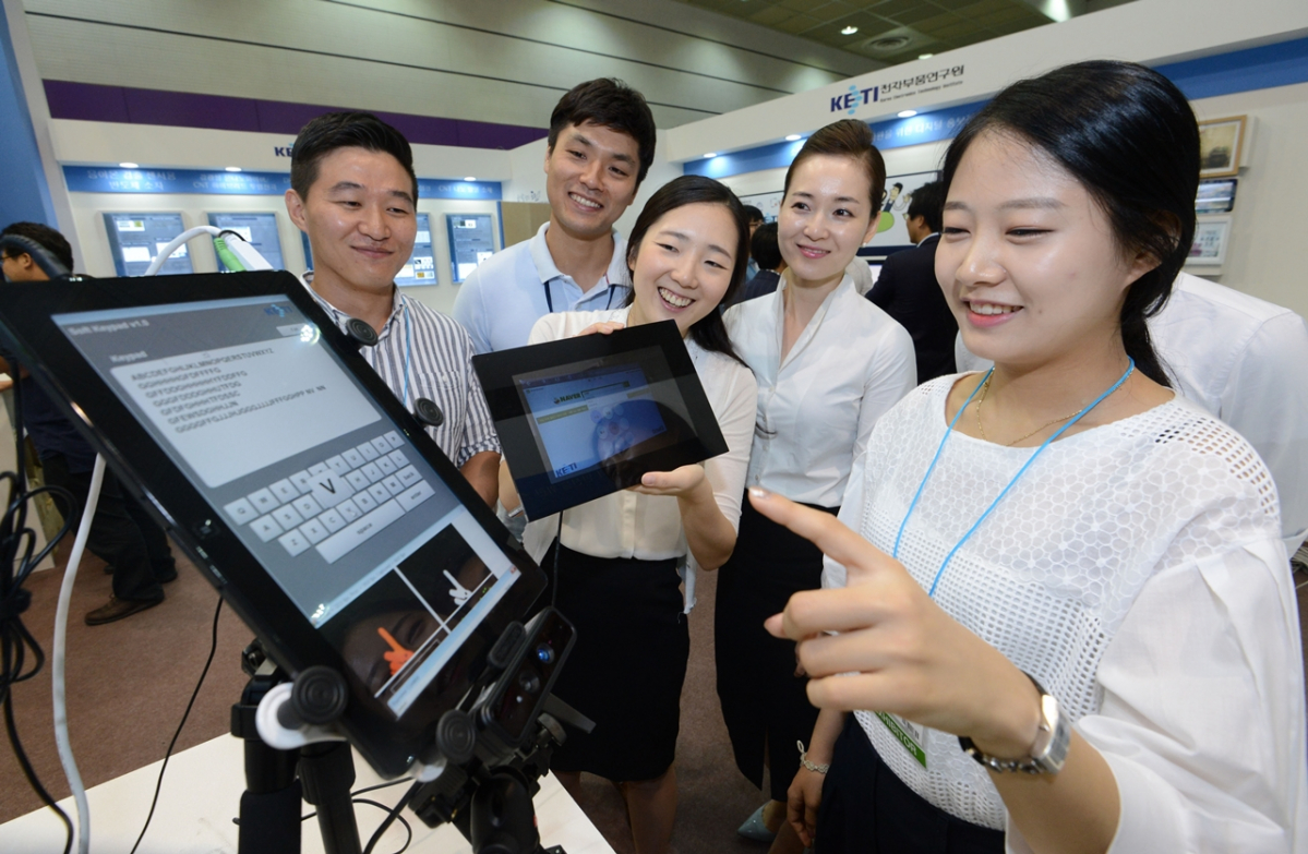 ▲한국전자기술연구원(KETI)이 개발한 3D 공간터치 기반 문자입력 기술. (뉴시스)