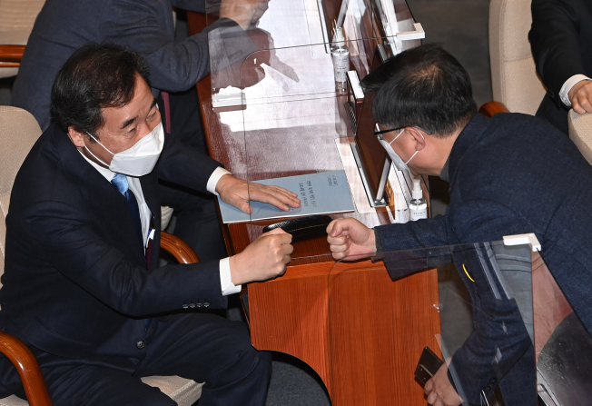 ▲더불어민주당 이낙연 대표가 2일 국회 본회의에서 교섭단체 대표연설을 하기 전 동료의원들과 인사하고 있다. (연합뉴스)