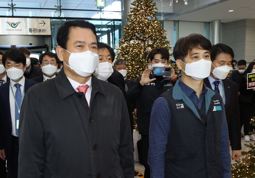 ▲김경욱 인천국제공항공사 신임 사장(왼쪽)이 2일 오전 인천 중구 인천국제공항공사에서 취임식에 앞서 장기호 인천국제공항공사 노동조합 위원장과 대화하기 위해 이동하고 있다. (연합뉴스)