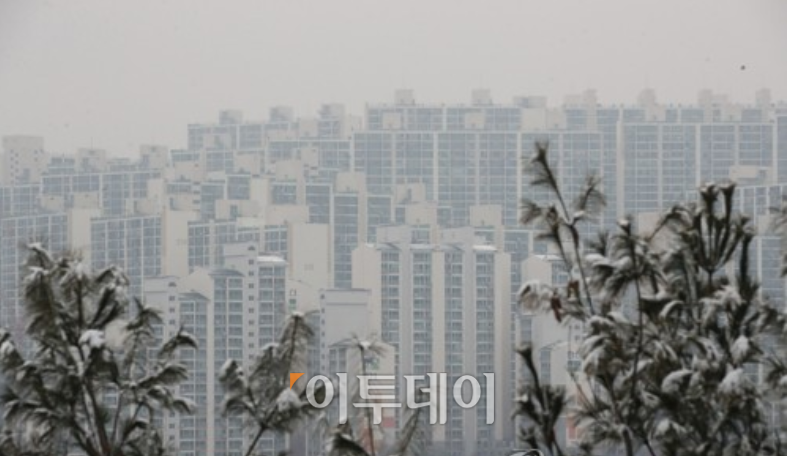 ▲전세난이 계속되면서 수도권 아파트의 평균 전셋값이 처음으로 4억 원을 넘어섰다. 서울 평균 전셋값은 6억 원 돌파를 눈 앞에 두고 있다. 서울 성북구 일대에 아파트 단지를 빼곡히 들어서 있다.  (사진 제공=연합뉴스)