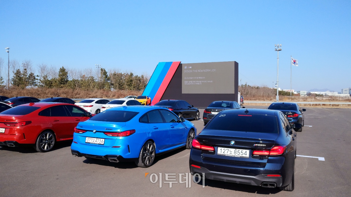 ▲BMW 코리아가 2일 인천 영종도 BMW 드라이빙센터에서 고성능 브랜드 'BMW M'의 올해 전략과 계획을 발표하고 있다. 이번 행사는 신종 코로나바이러스 감염증(코로나19) 확산 방지를 위해 드라이브 스루 방식으로 진행됐다.  (유창욱 기자 woogi@)