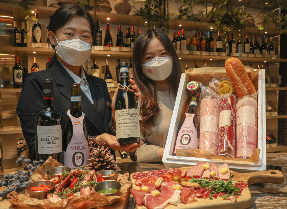 ▲2일 서울 강남구 현대백화점 무역센터점 지하1층 와인웍스 매장에서 모델과 소믈리에가 설 선물세트를 소개하고 있다. (사진제공=현대백화점)