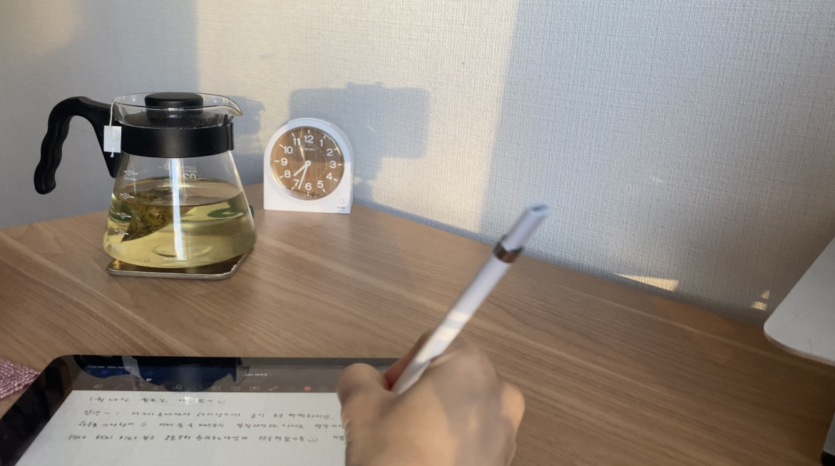 ▲지현 씨는 미라클 모닝의 장점으로 "어두운 새벽에서 밝아지는 아침에 맞춰 눈 부신 햇살이 방안을 비추는 순간을 즐길 수 있다"고 말했다. (사진제공=이지현)