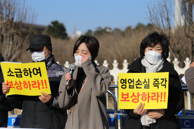 ▲천안시에서 카페를 운영하고 있는 허희영 대표가 여의도 국회 앞 기자회견에서 울먹이고 있다. (소상공인연합회)