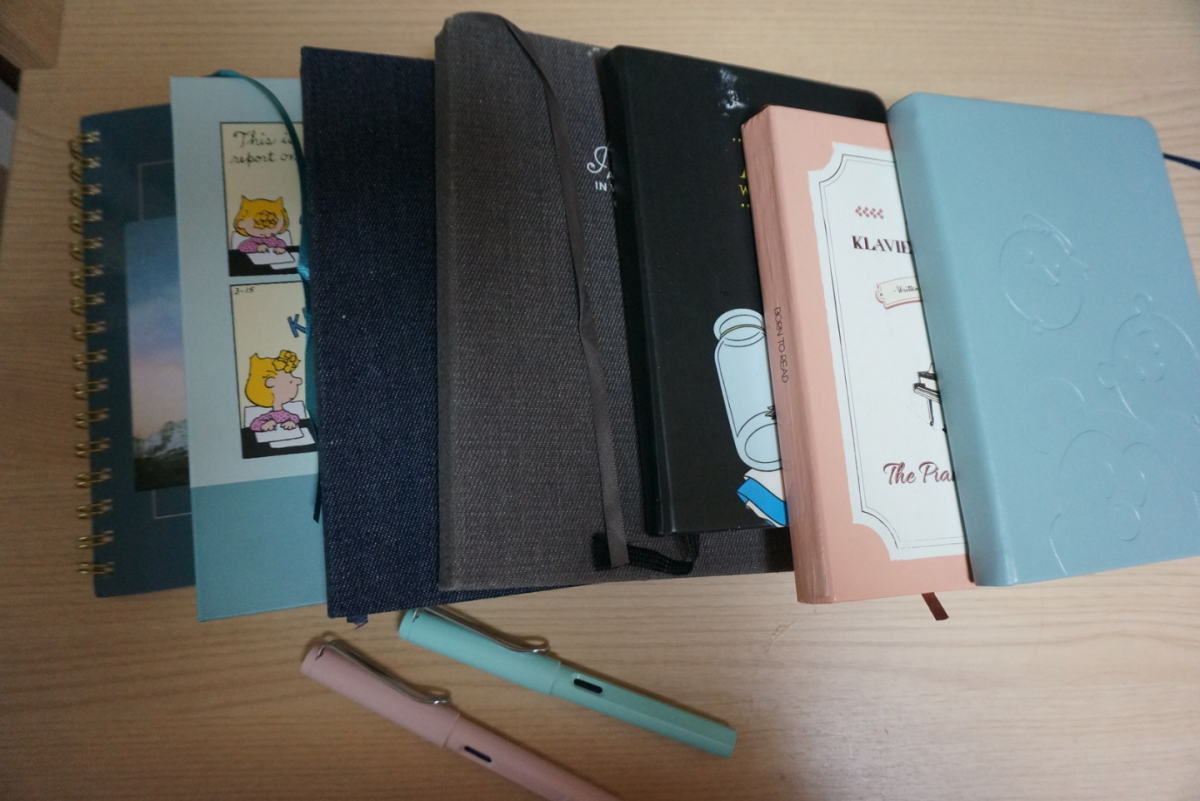 ▲2018년 '토지'를 시작으로 아침 필사를 시작한 에스더 씨는 두꺼운 필사 공책과 함께 두터운 자신감을 얻었다. (사진제공=지에스더)