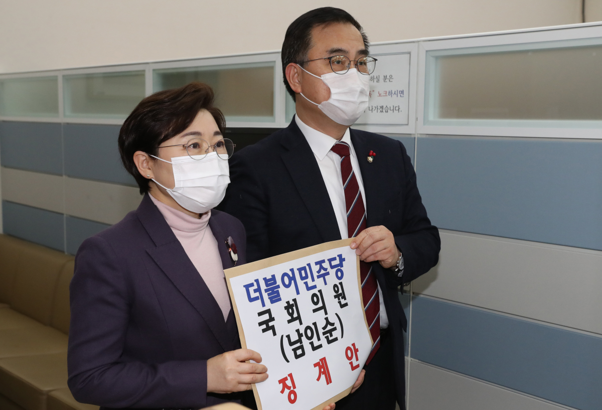 ▲국민의힘 김정재 의원(왼쪽)과 최형두 의원이 2일 오후 서울 여의도 국회 의안과에 박원순 전 서울시장의 성추행 혐의 피소 사실 유출과 관련해 더불어민주당 남인순 의원 징계안을 제출하고 있다. (연합뉴스)