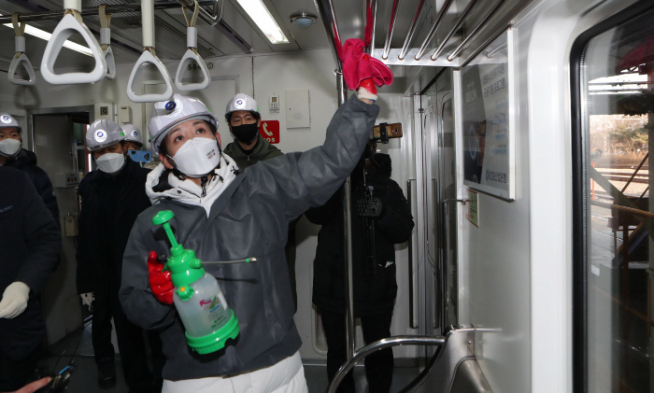 ▲국민의힘 나경원 서울시장 경선후보가 2일 서울 강서구 방화차량사업소에서 지하철 차량의 코로나19 방역 작업을 돕고 있다. 국회사진취재단