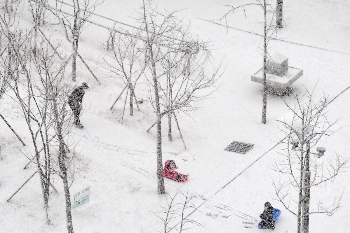 ▲지난달 28일 서울·경기·영서 북부지역에서 아이들이 함박눈을 맞으며 썰매를 타고 있다. 기상청은 오늘 밤에 중부지방을 중심으로 많은 눈이 집중되고 경기동부와 강원도에는 최대 15㎝의 많은 눈이 쌓이는 곳이 있겠다고 밝혔다. (고이란 기자 photoeran@)