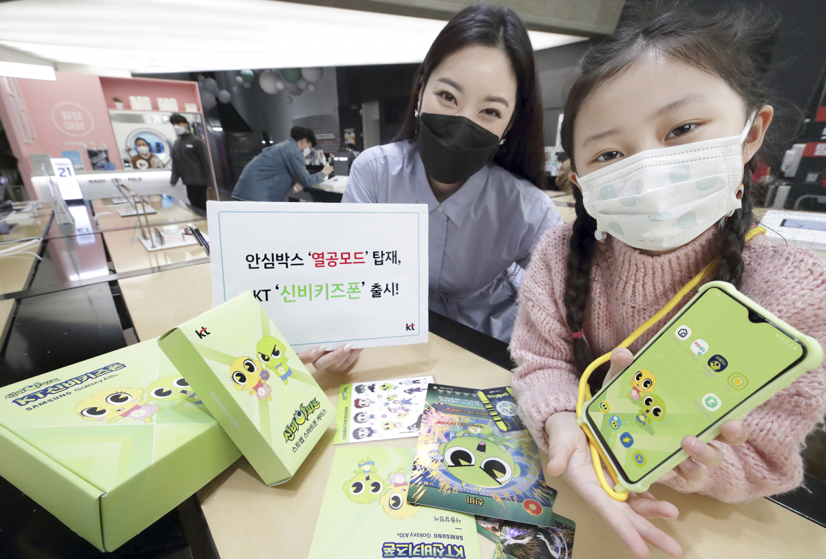 ▲KT 모델이 ‘KT 신비 키즈폰’을 소개하고 있다. (사진제공=KT)