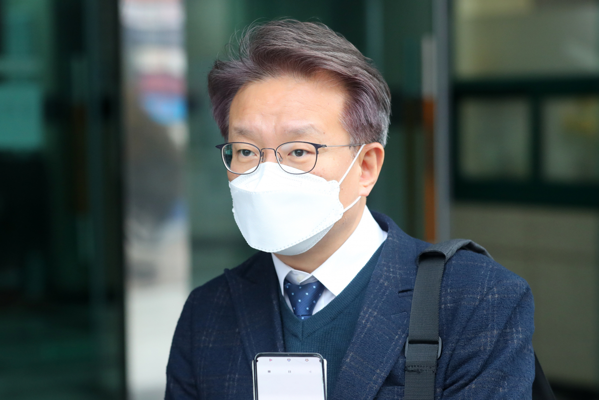 ▲권칠승 중소벤처기업부 장관 후보자가 1일 오전 서울 영등포구 여의도의 한 빌딩에 마련된 인사청문회 준비 사무실로 출근하며 취재진의 질문에 답하고 있다.  (사진제공=뉴시스)