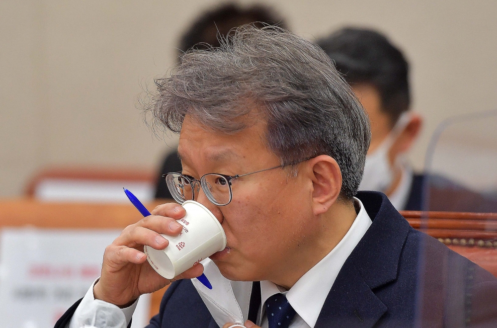 ▲권칠승 중소벤처기업부 장관 후보자가 3일 국회 산업통상자원중소벤처기업위원회에서 열린 인사청문회에서 물을 마시고 있다. 신태현 기자 holjjak@ (이투데이DB)