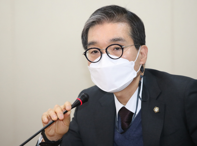 ▲지난 2월 제51대 대한변호사협회장으로 당선된 이종엽 변호사. 변협은 올해 변호사 시험 합격자 연수 인원을 200명으로 제한했다.  (뉴시스)