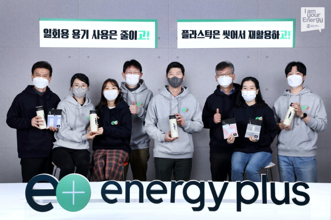 ▲허세홍 GS칼텍스 대표이사가 '고고챌린지'에 참여한 뒤 기념 촬영을 하고 있다. (사진제공=GS칼텍스)