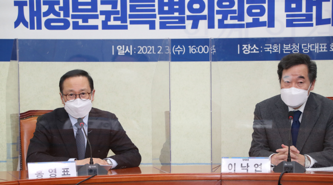 ▲더불어민주당 홍영표 재정분권특별위원장이 3일 국회에서 열린 재정분권특별위원회 발대식 및 임명장 수여식에서 발언하고 있다. 오른쪽은 이낙연 대표. (연합뉴스)