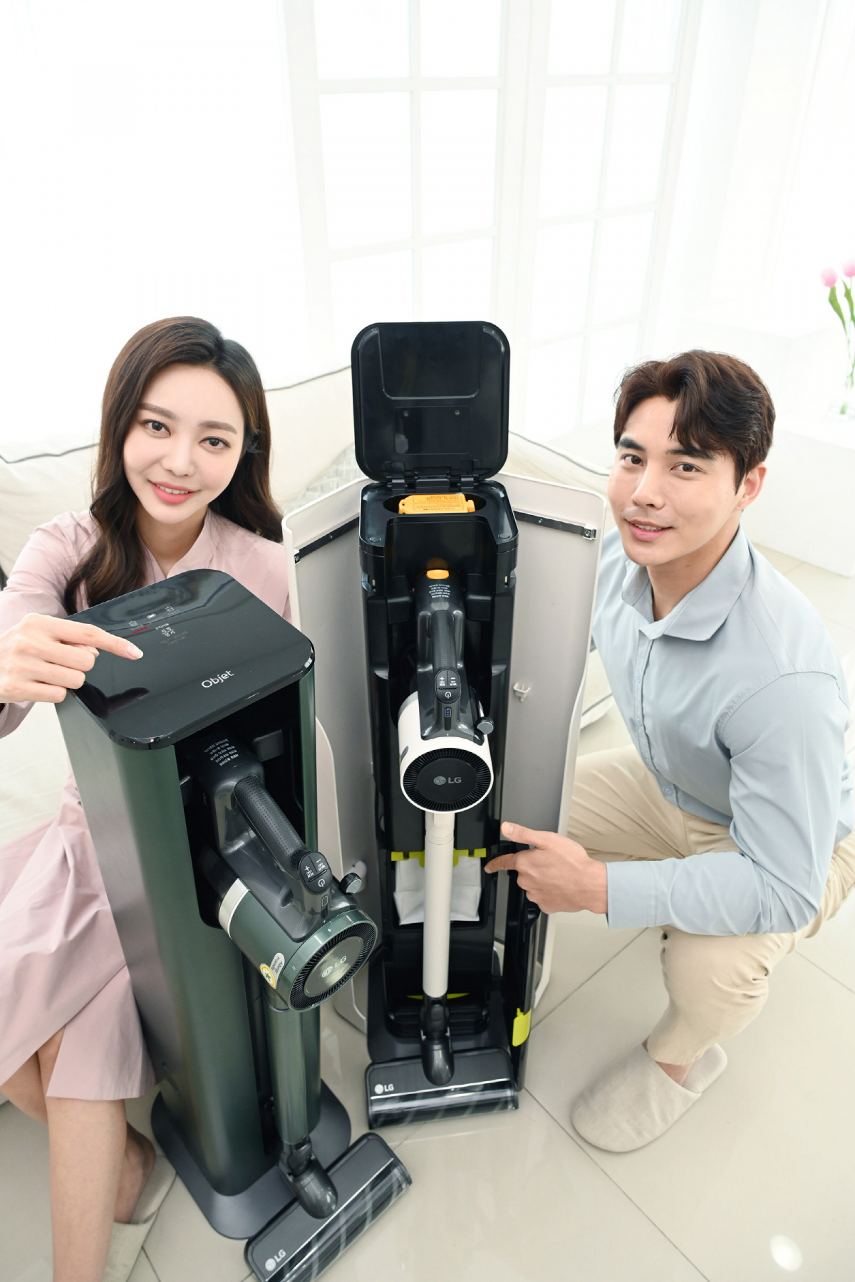 ▲LG전자가 5일 신개념 청소기 거치대인 올인원타워를 적용해 더 새로워진 프리미엄 무선청소기 코드제로 A9S 씽큐 신제품 2종을 출시한다. 모델들이 LG 코드제로 A9S 씽큐 신제품을 소개하고 있다. (사진제공=LG전자)