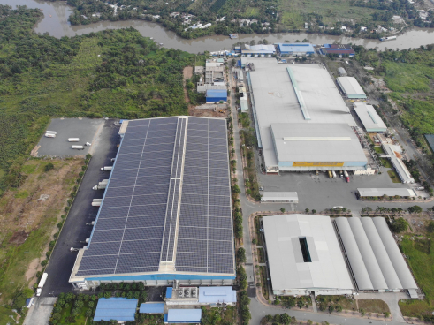 ▲메콩 델타(Mekong Delta)에 위치한 CJ제마뎁 냉동 물류센터. 2만5000㎡ 넓이의 지붕에 1만880개의 태양광 모듈을 설치했다.  (사진제공=CJ대한통운)